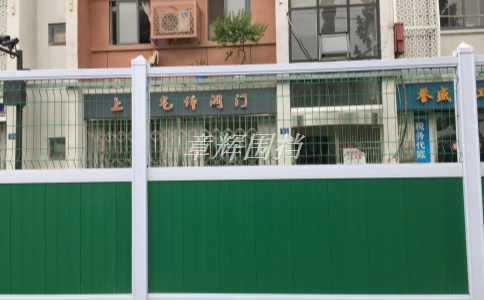 市政围挡的安装是否需要考虑周围建筑物的高度和风险等级？