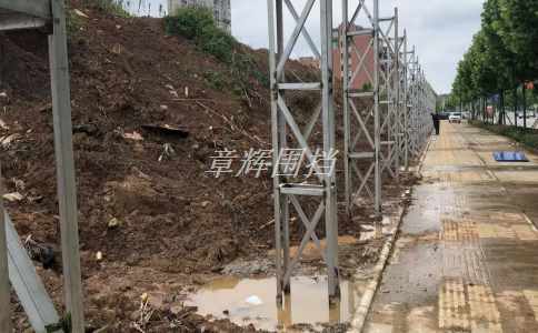 如何应对地形条件不同的场地在pvc围挡安装中的影响？（探究不同地形条件下pvc围挡安装的技术难点和应对策略）